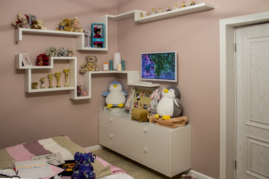 Дитяча кімната з асиметричними полицями і комодом під телевізор DreamHouse.