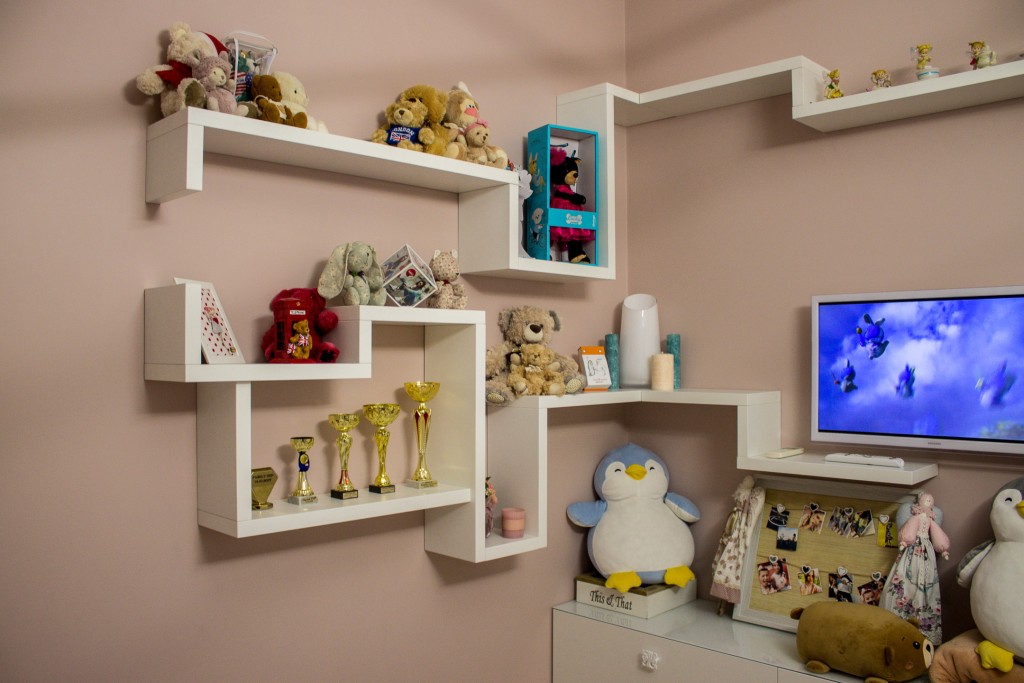 Стіна з полицями уступами, телевізор і комод з шухлядами DreamHouse.