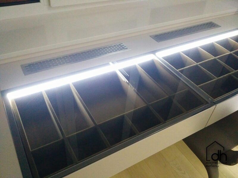 Большая гардеробная со столом