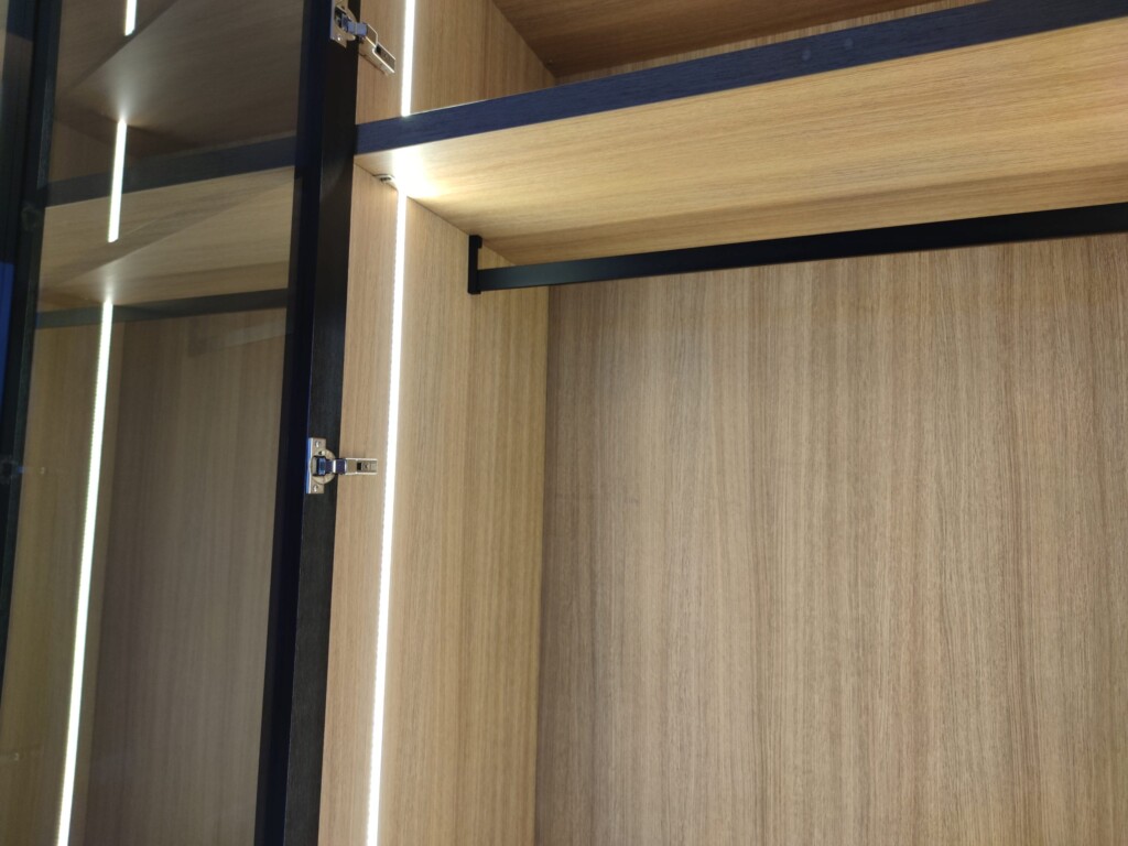 Кутове кріплення штанги і LED-підсвітка полиць всередині шафи