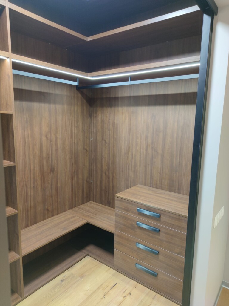 Кутова гардеробна з блоком шухляд і полицями DreamHouse.