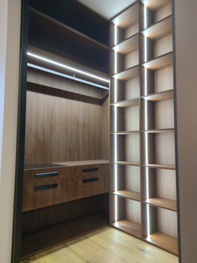 Гардеробна кімната з висувними шухлядами і LED-підсвіткою DreamHouse.