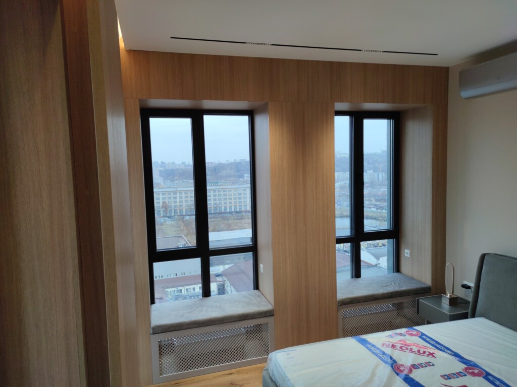 Спальня зі стіновими панелями та відкосами вікон з ДСП DreamHouse.