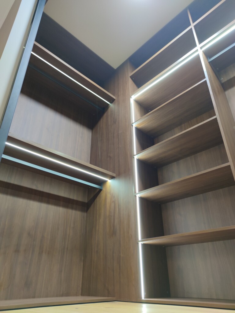 Гардеробна з підсвіткою полиць і штангами DreamHouse.