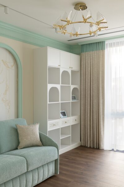 Дитячі меблі DreamHouse: білий стелаж, м'ятний диван.