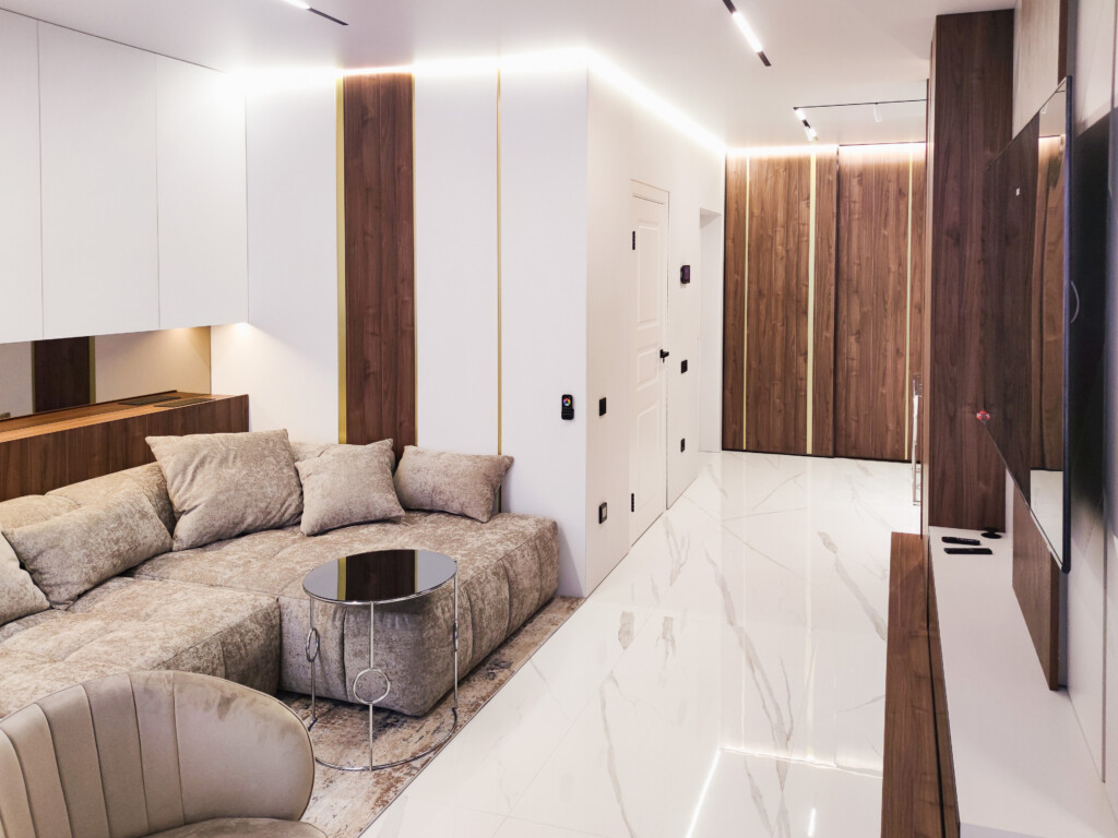 Вітальня зі стіною за диваном і панелями під горіх DreamHouse.