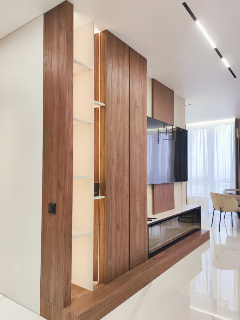 ТВ-зона зі шпонованими панелями і підсвіткою по нішах DreamHouse.
