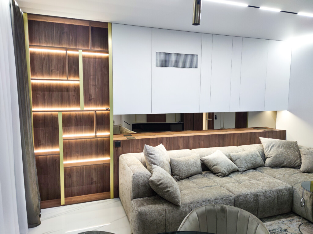 Стелаж під горіх і білі панелі над диваном DreamHouse.