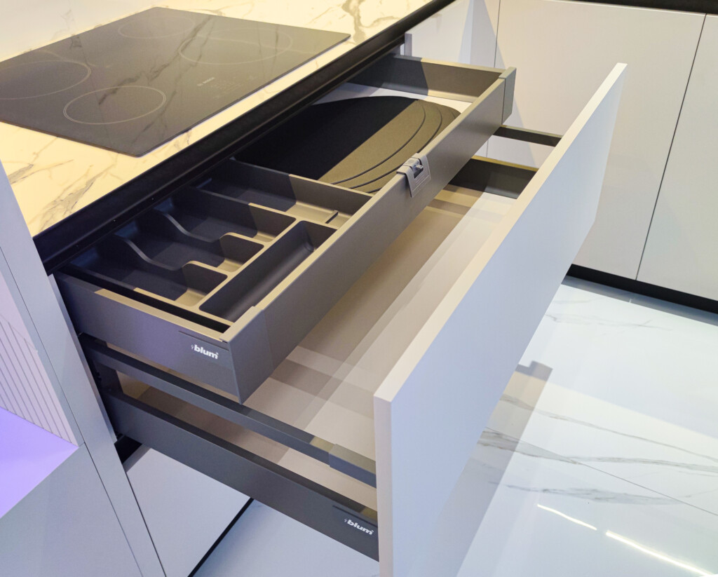 Висунута шухляда Blum з органайзером для приборів DreamHouse.