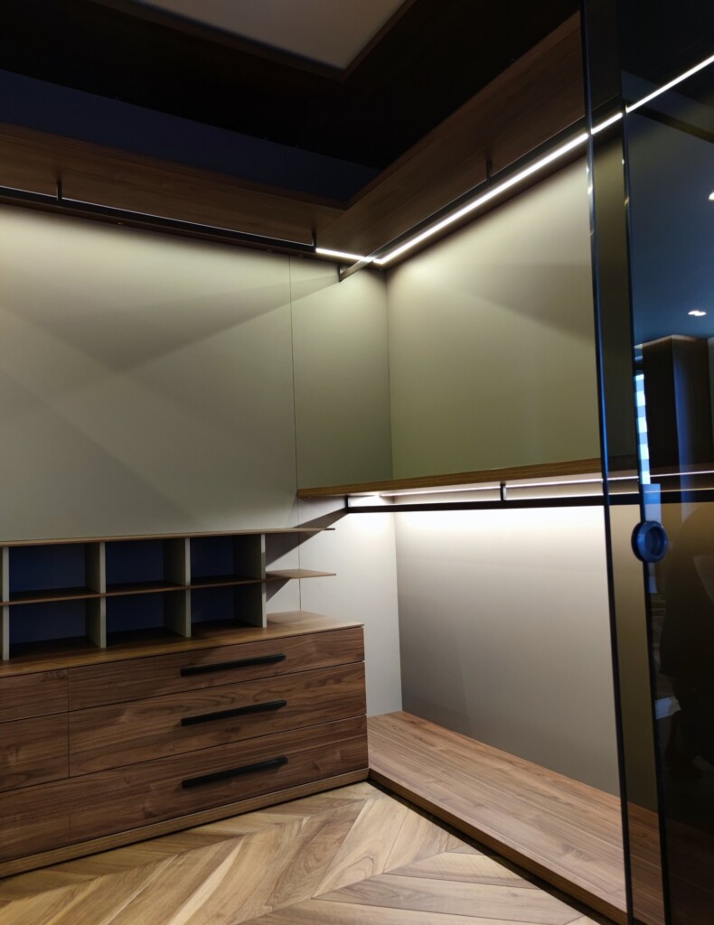 Гардеробна кімната: полиці під горіх і комод із шухлядами DreamHouse.