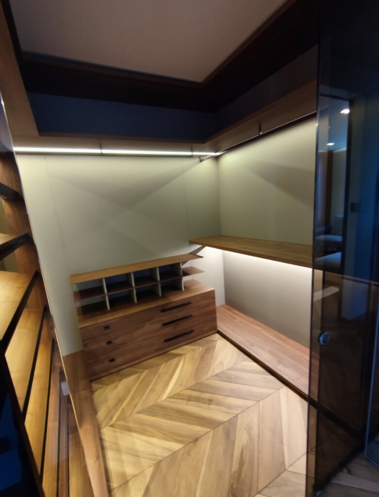 Комод і відкриті секції в гардеробній кімнаті DreamHouse.