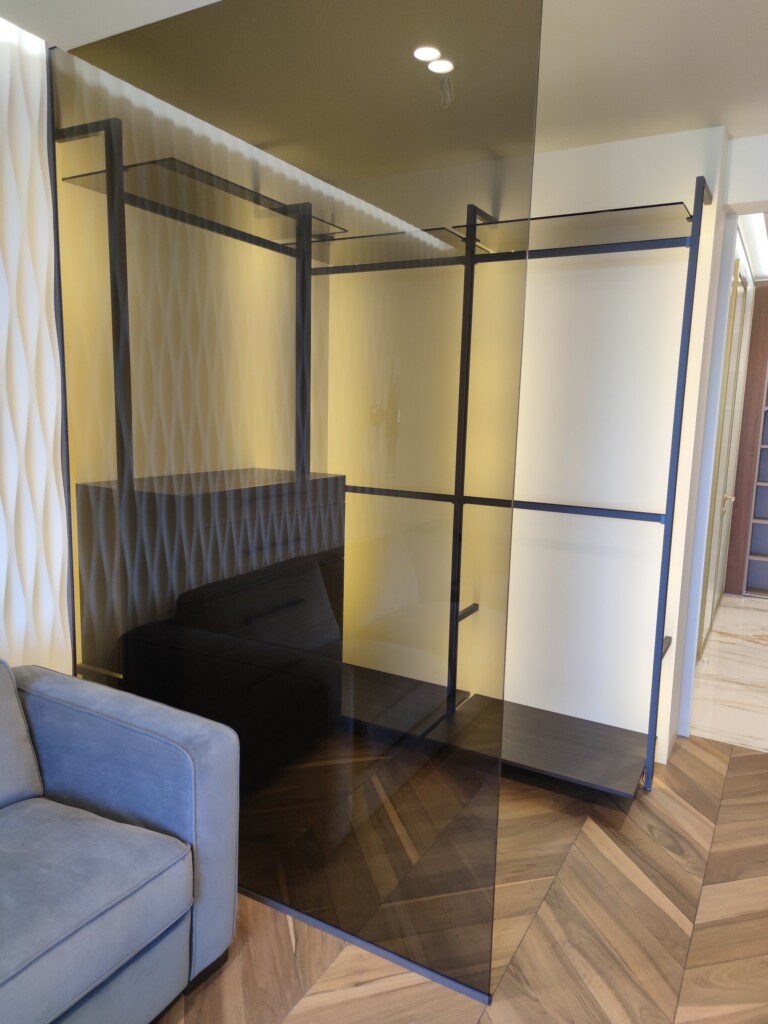Перегородка зі скла бронза перед гардеробною зоною DreamHouse.