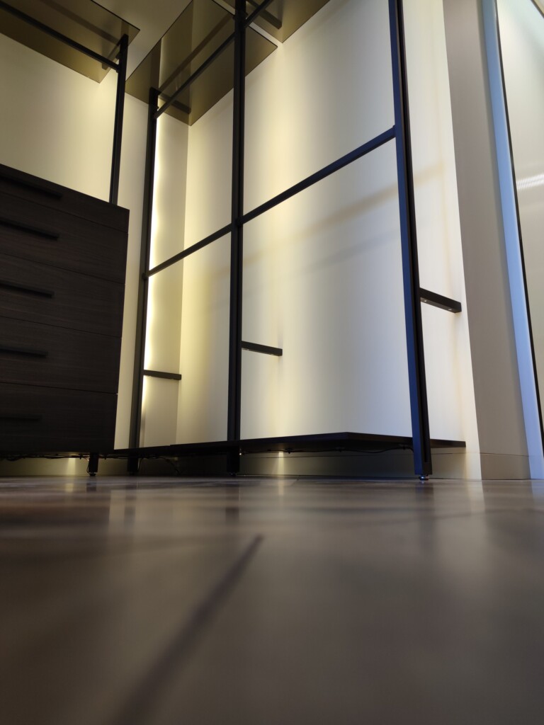 Чорні стійки гардеробної системи з вбудованою підсвіткою DreamHouse.