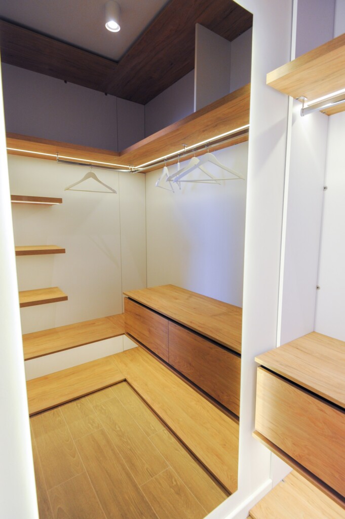 Кутові полиці гардеробної з LED-підсвіткою DreamHouse.