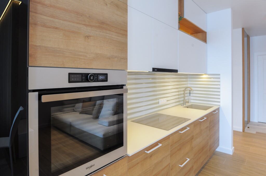 Робоча зона кухні з LED-підсвіткою і вбудованою духовою шафою DreamHouse.
