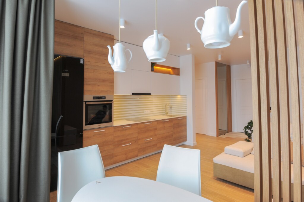 Обідня зона з видом на пряму кухню в еко-стилі DreamHouse.