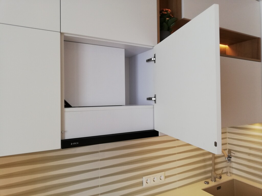 Верхні шафи кухні на підйомниках Blum Aventos, відчинені DreamHouse.