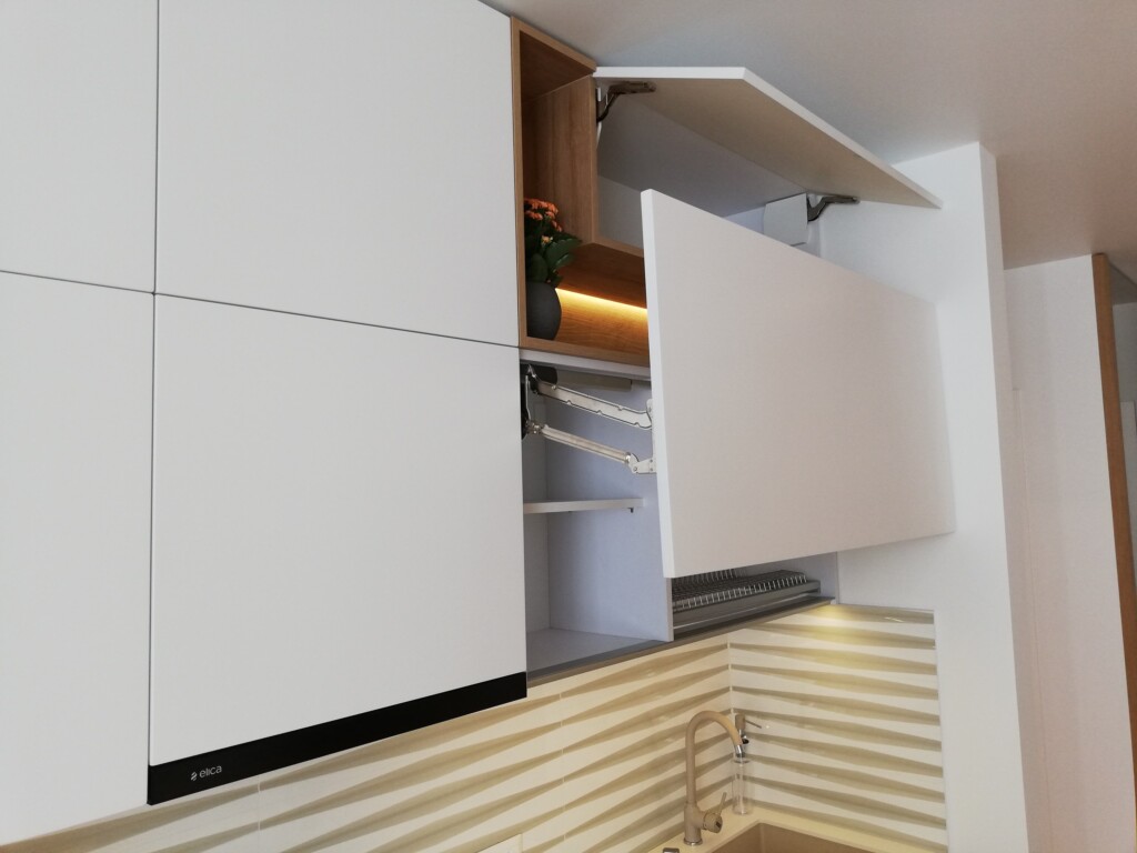 Секція верхнього ярусу кухні на підйомнику Aventos DreamHouse.