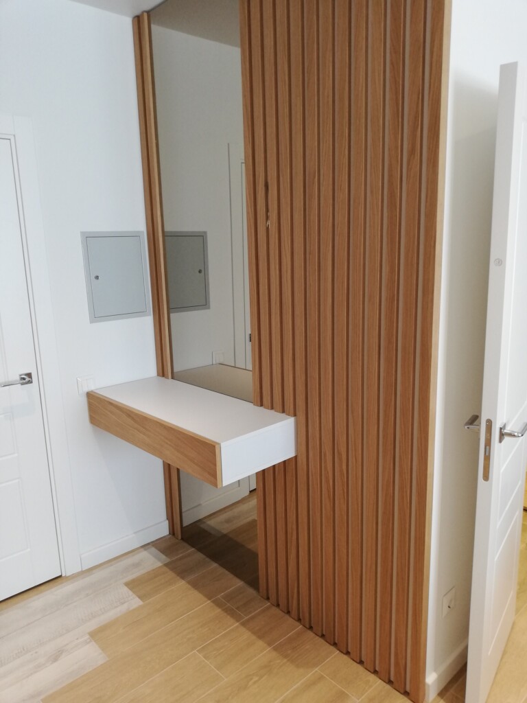 Підвісна консоль передпокою біля панелі зі шпону дуба DreamHouse.