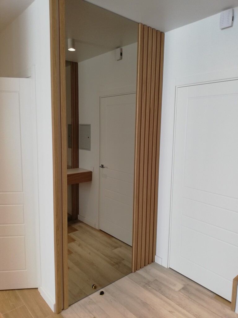 Стінова панель передпокою з дзеркалом і підвісною консоллю DreamHouse.