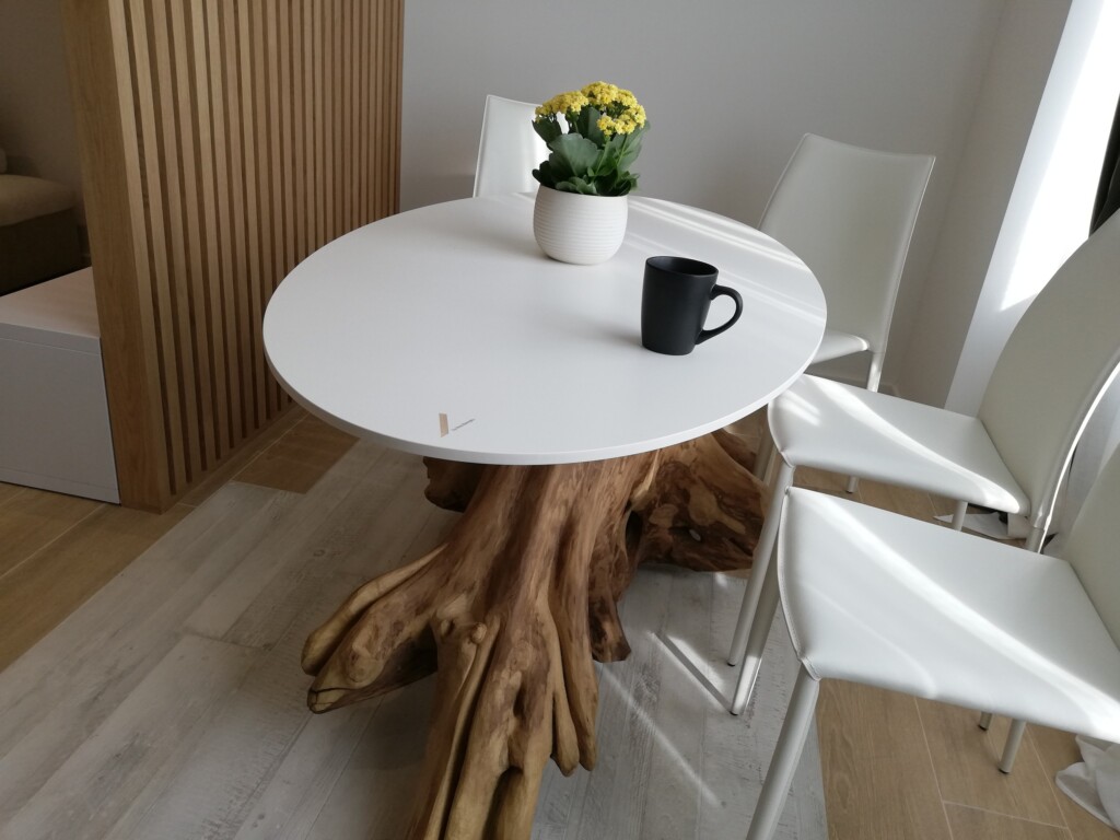 Обідній стіл з коренем акації замість опори DreamHouse.