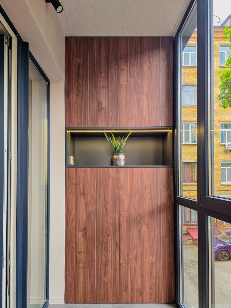Шафа на балконі в декорі під горіх із нішею і підсвіткою DreamHouse.