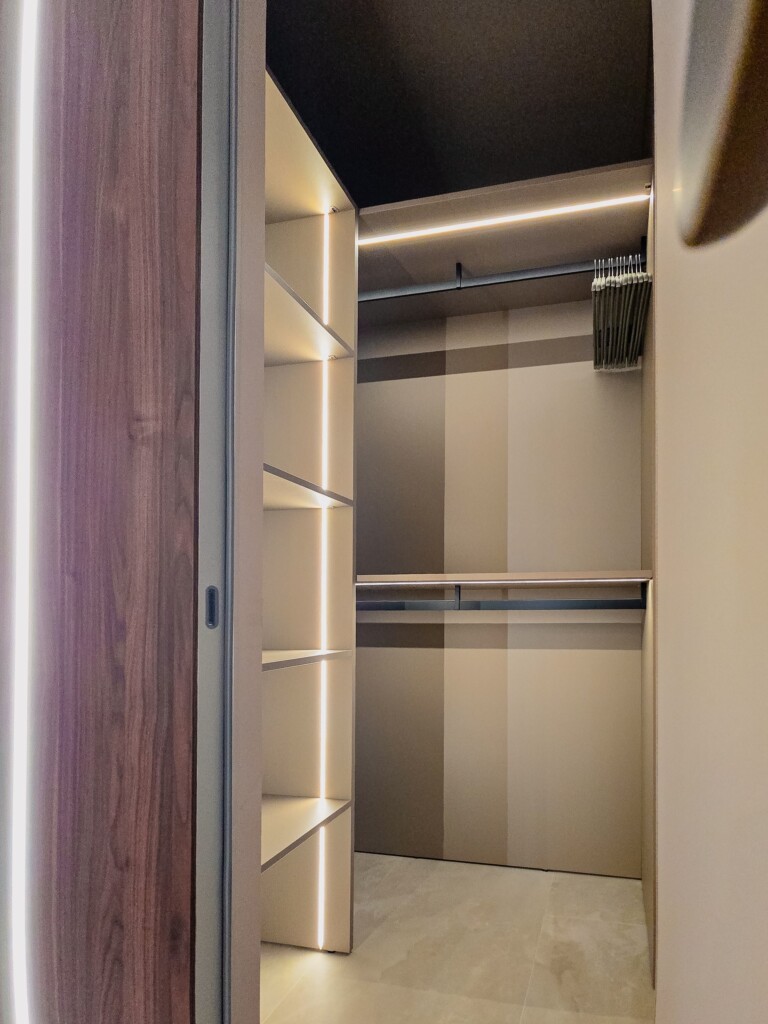 Гардеробна кімната з полицями і штангою для одягу DreamHouse.