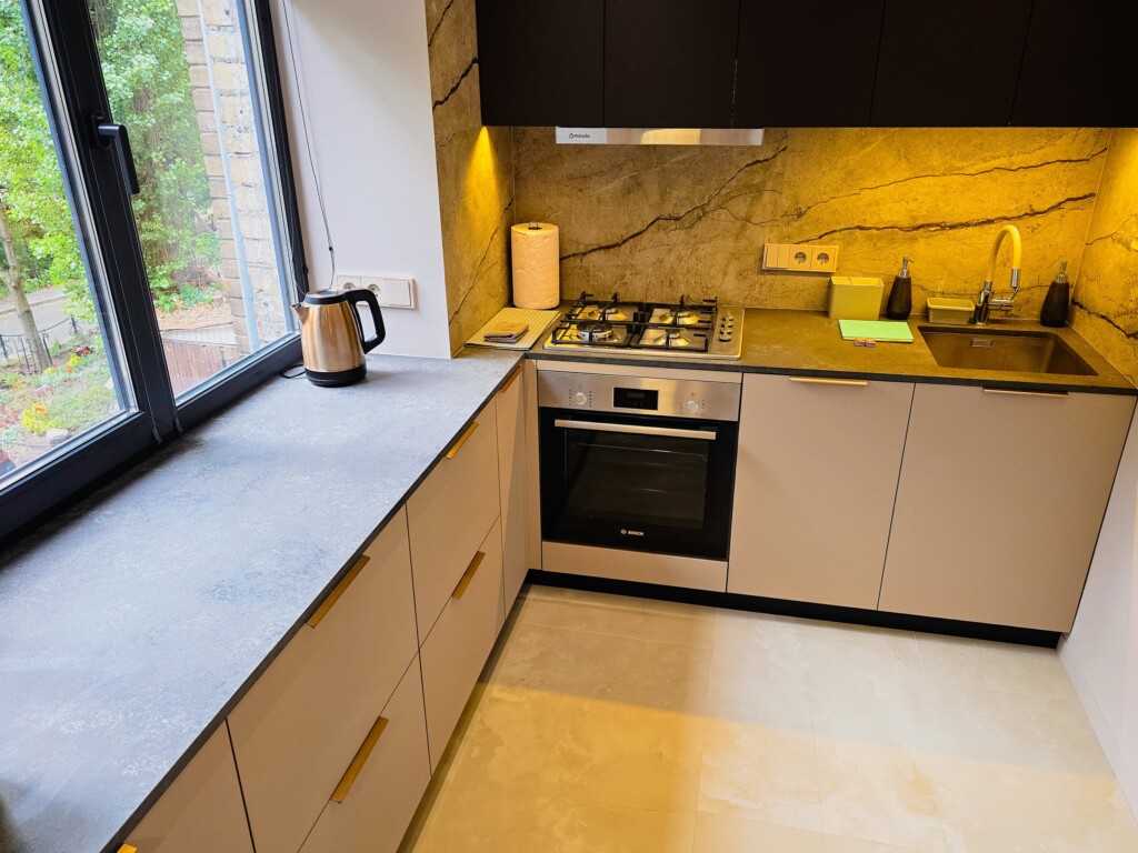 Робоча зона кухні з газовою поверхнею і фартухом під камінь DreamHouse.