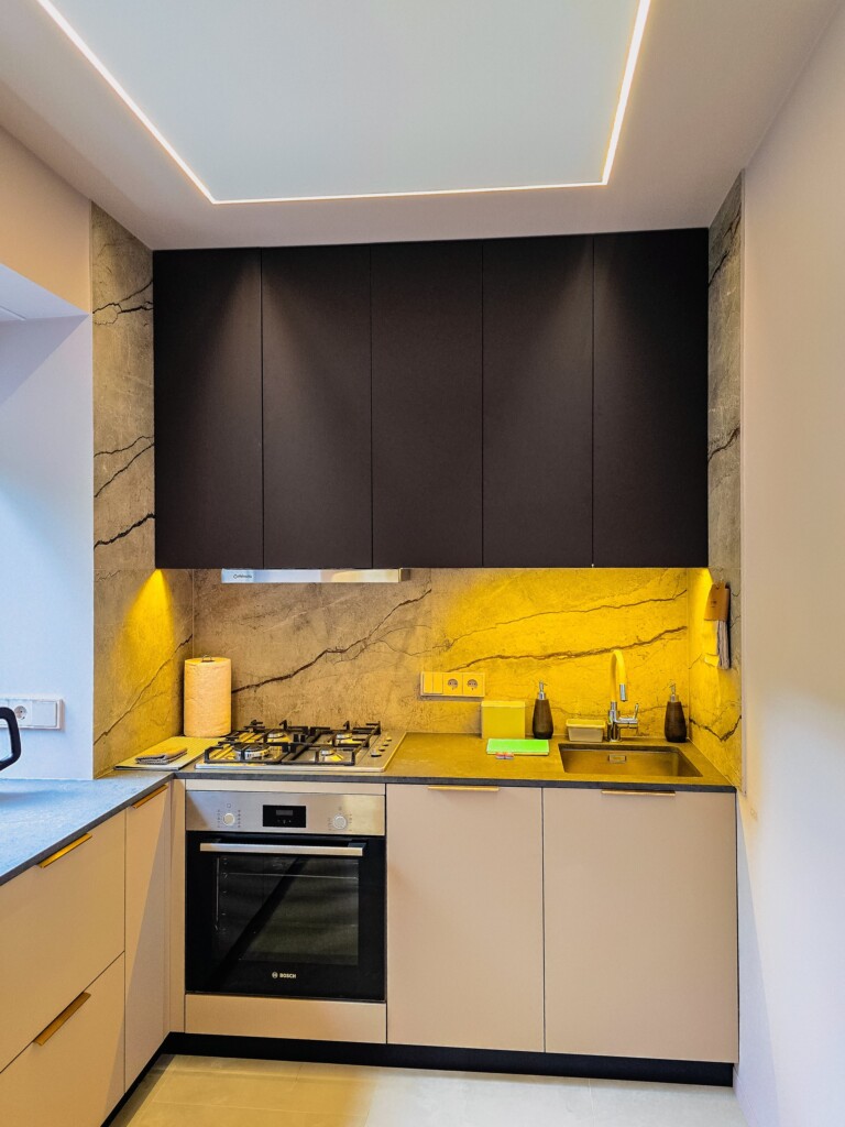 Кухня з духовою шафою, мийкою під вікном і барною стійкою DreamHouse.