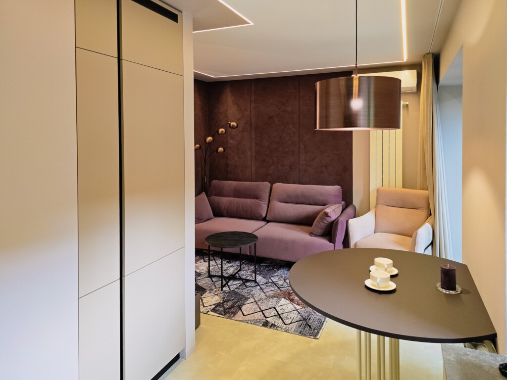 Обідній стіл на латунній опорі у вітальні DreamHouse.