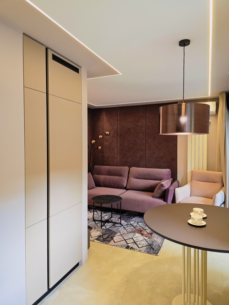 Вітальня з обіднім столом і шафою під стелю DreamHouse.