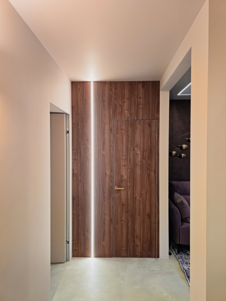 Коридор зі стіновими панелями під горіх і прихованим світлом DreamHouse.