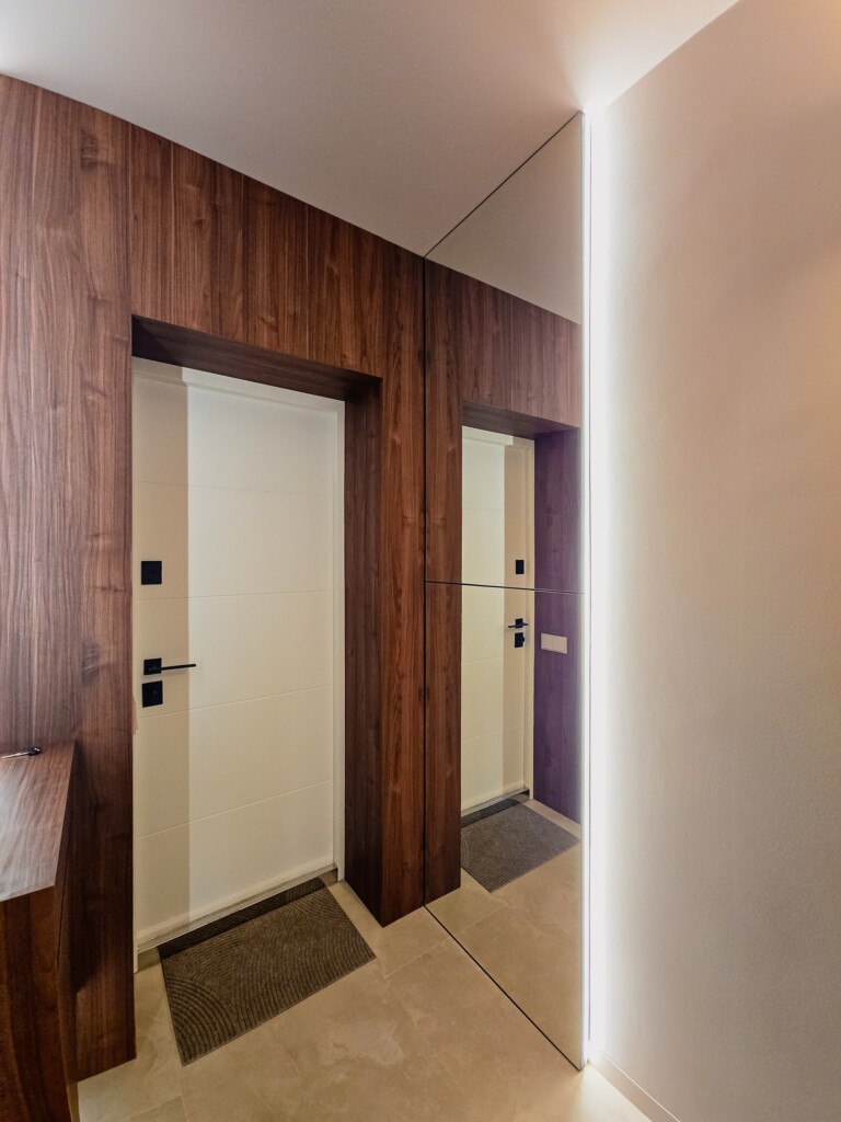 Вхідна зона: стінові панелі під горіх і білі двері DreamHouse.