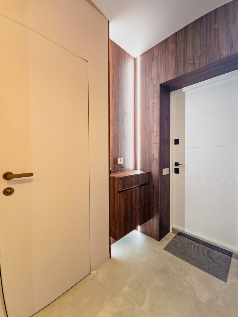 Коридор передпокою з панелями і врізною ручкою-профілем DreamHouse.