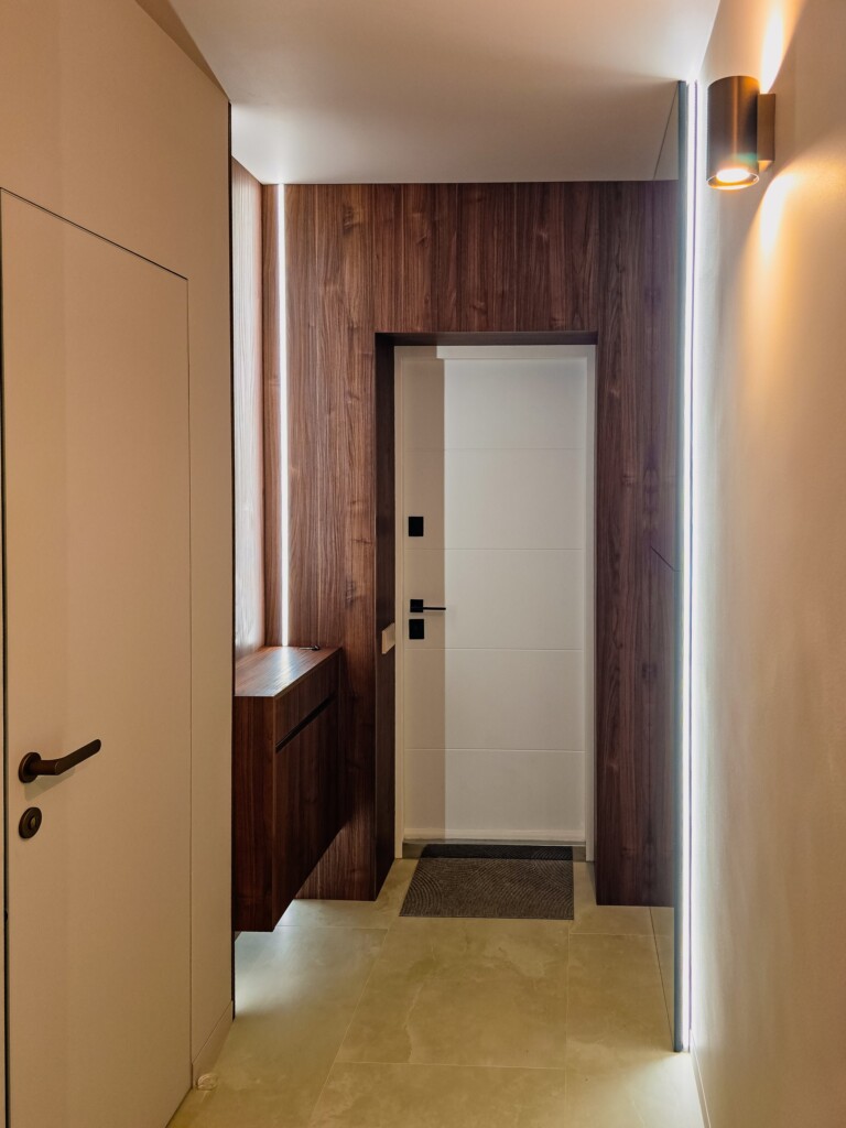 Коридор із панелями під горіх у бік вхідних дверей DreamHouse.