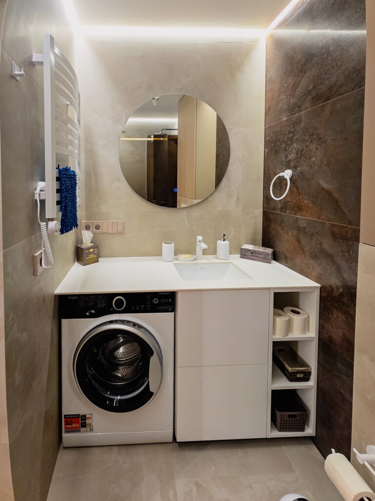 Санвузол з круглим дзеркалом, консоллю і рушникосушкою DreamHouse.