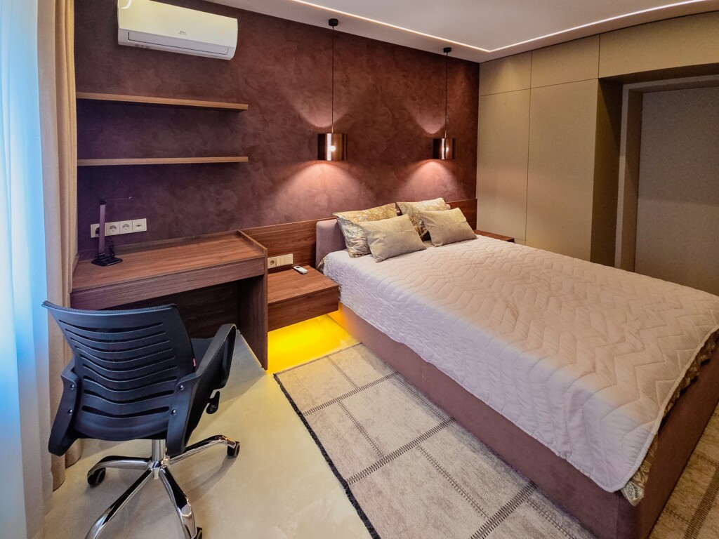 Спальня з робочим місцем біля вікна і підсвіткою під тумбами DreamHouse.