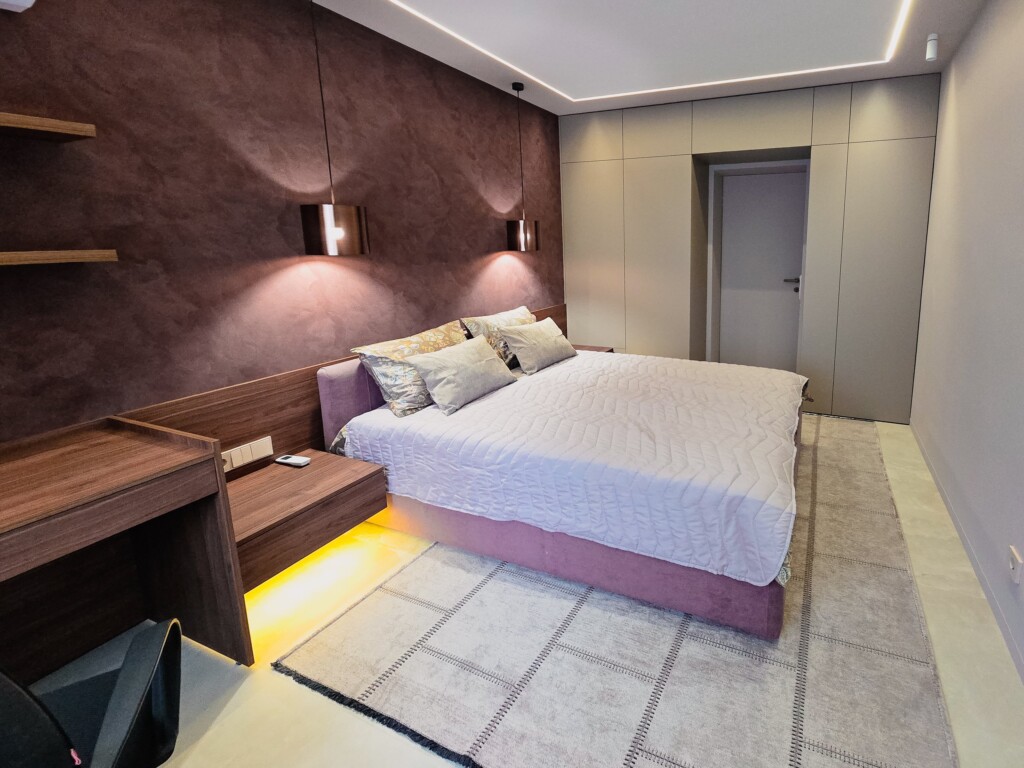 Приліжкові тумби з підсвіткою і стінова панель у спальні DreamHouse.