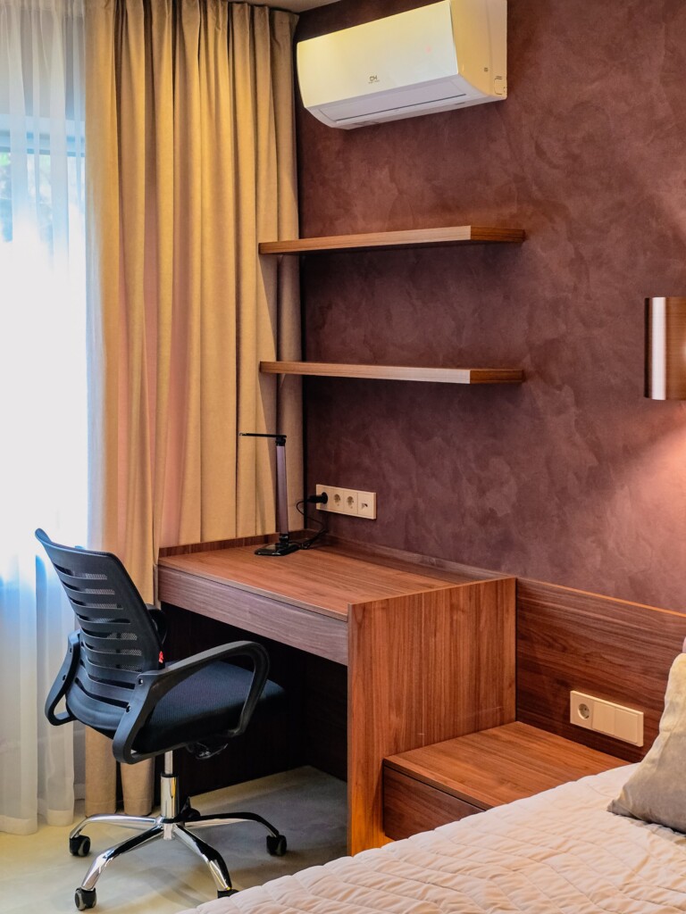 Робоче місце в спальні: стільниця під горіх і полиці DreamHouse.