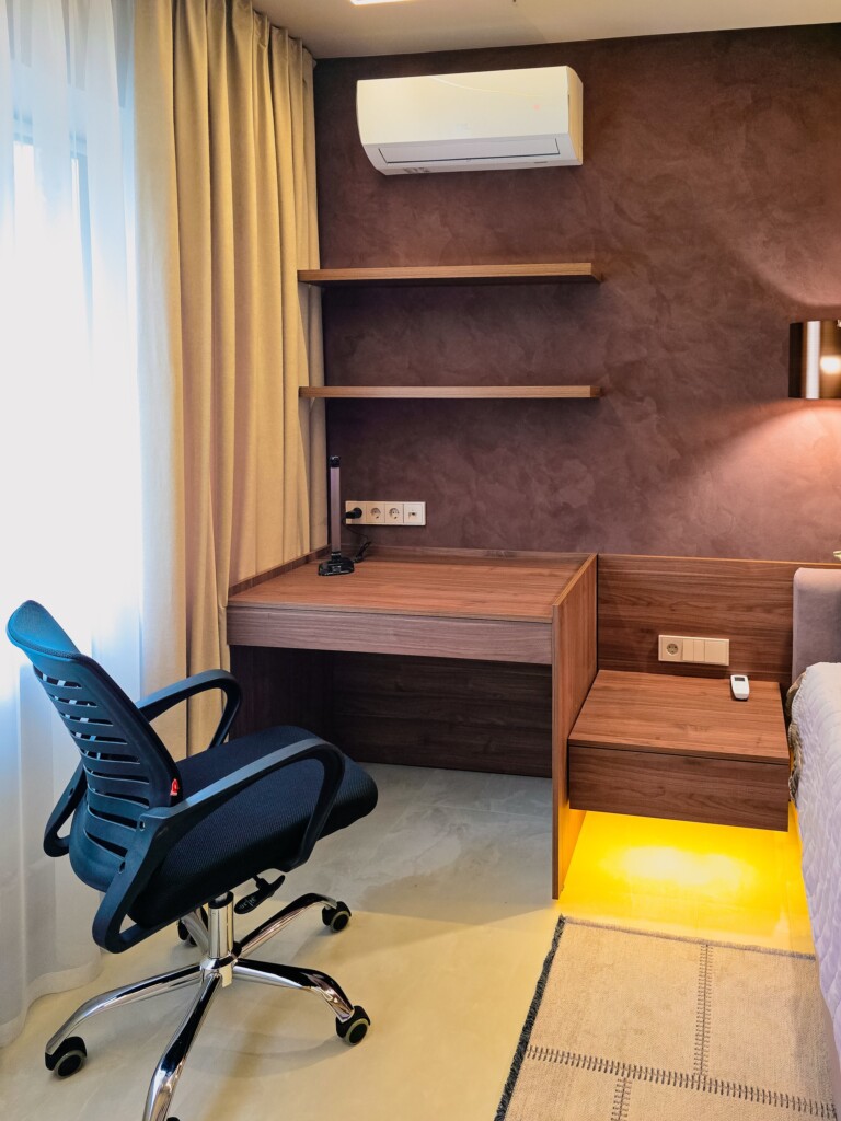 Полиці над робочим місцем і стінова панель за узголів’ям DreamHouse.