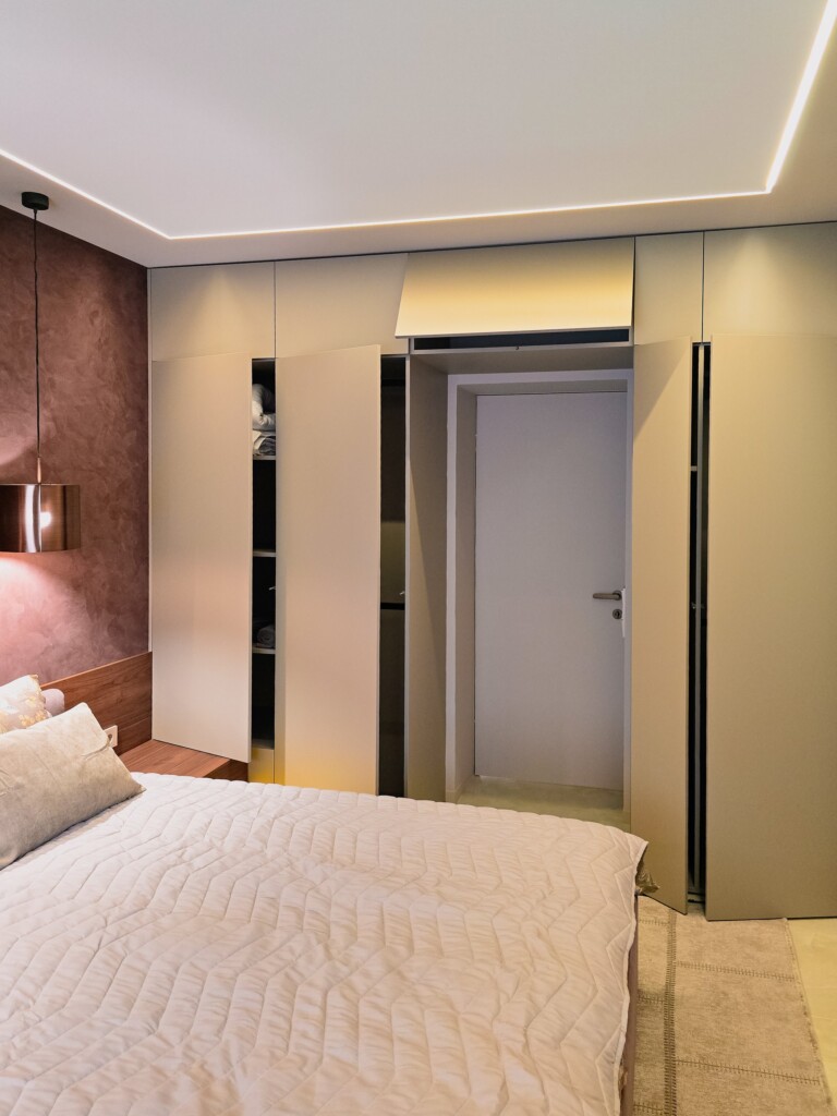 Шафа під стелю в спальні біля виходу в коридор DreamHouse.