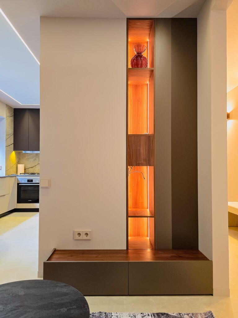 Ніша з полицями в декорі під горіх і теплою підсвіткою DreamHouse.