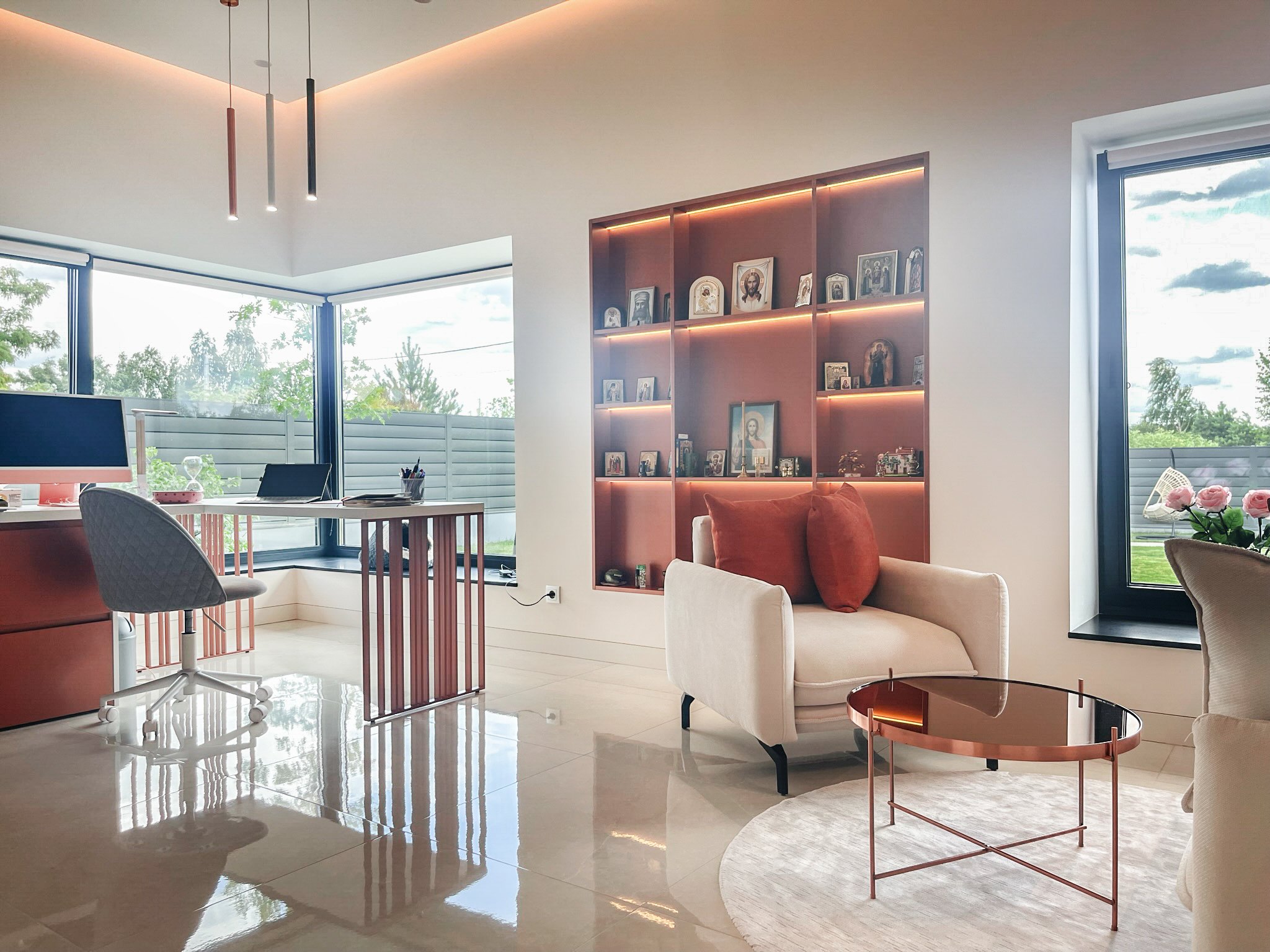 Жіночий робочий кабінет із теракотовим стелажем і письмовим столом DreamHouse.