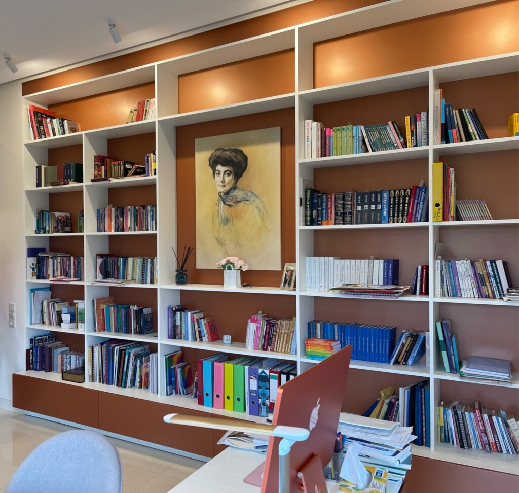 Книжковий стелаж кабінету з теракотовими нішами DreamHouse.