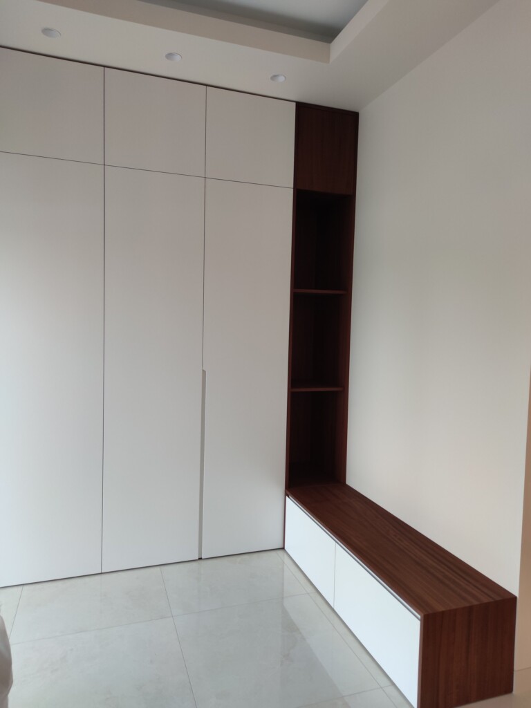 Кутова етажерка передпокою зі шпону червоного дерева DreamHouse.