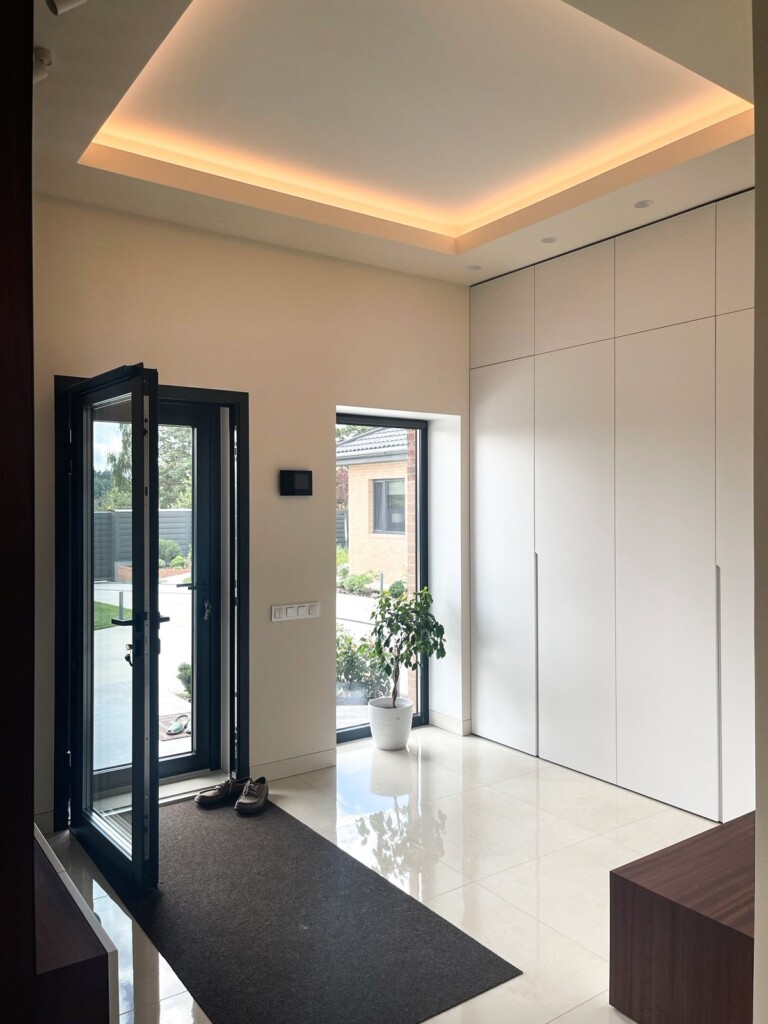 Передпокій приватного будинку з вбудованою шафою DreamHouse.