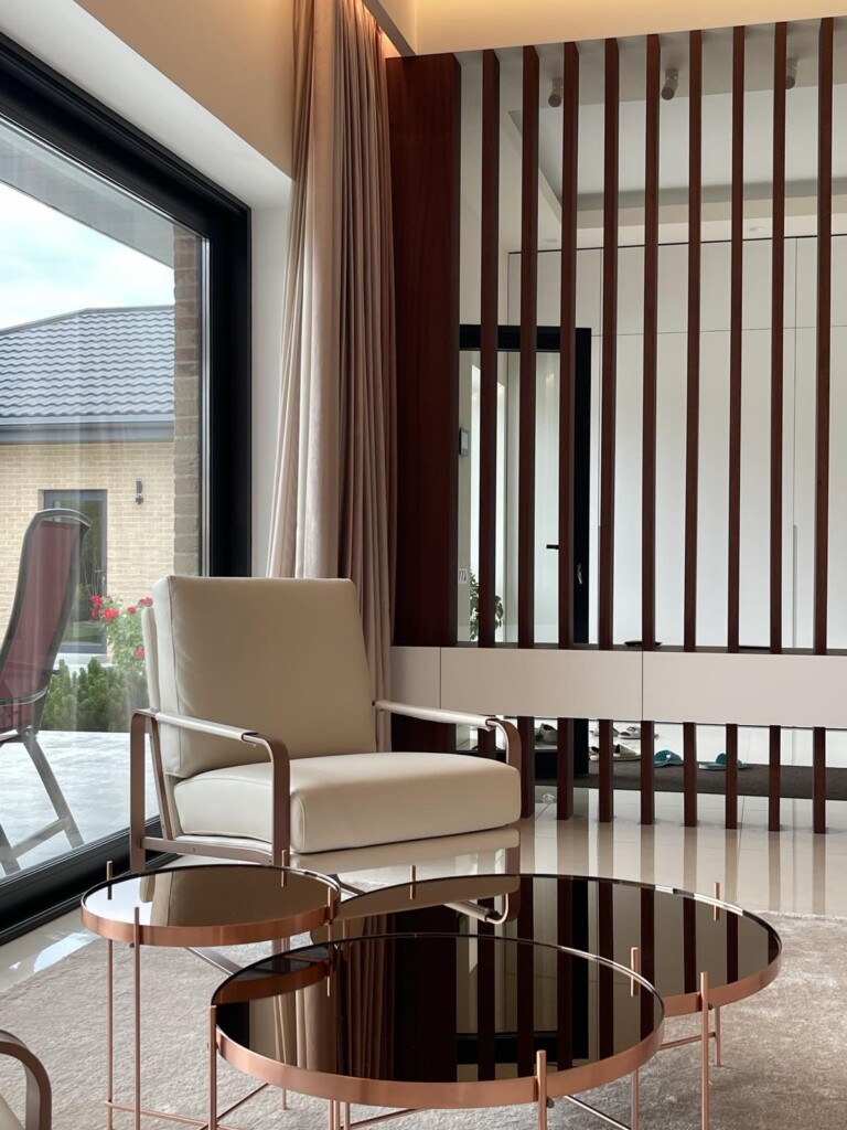 Перегородка з тумбою у вітальні приватного будинку DreamHouse.