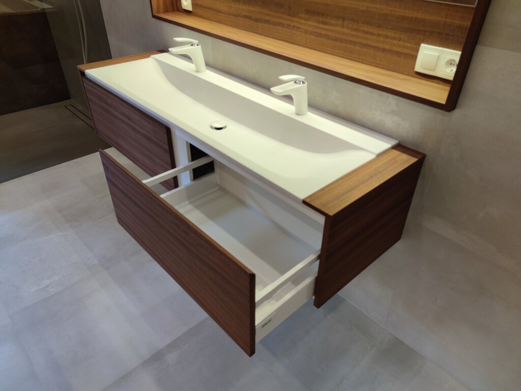 Шухляда тумби санвузла на напрямних Blum Tandem DreamHouse.