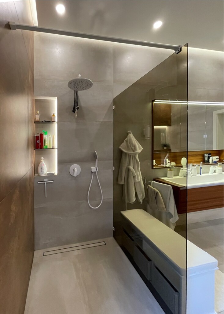Санвузол із душовою зоною і шпонованими меблями DreamHouse.
