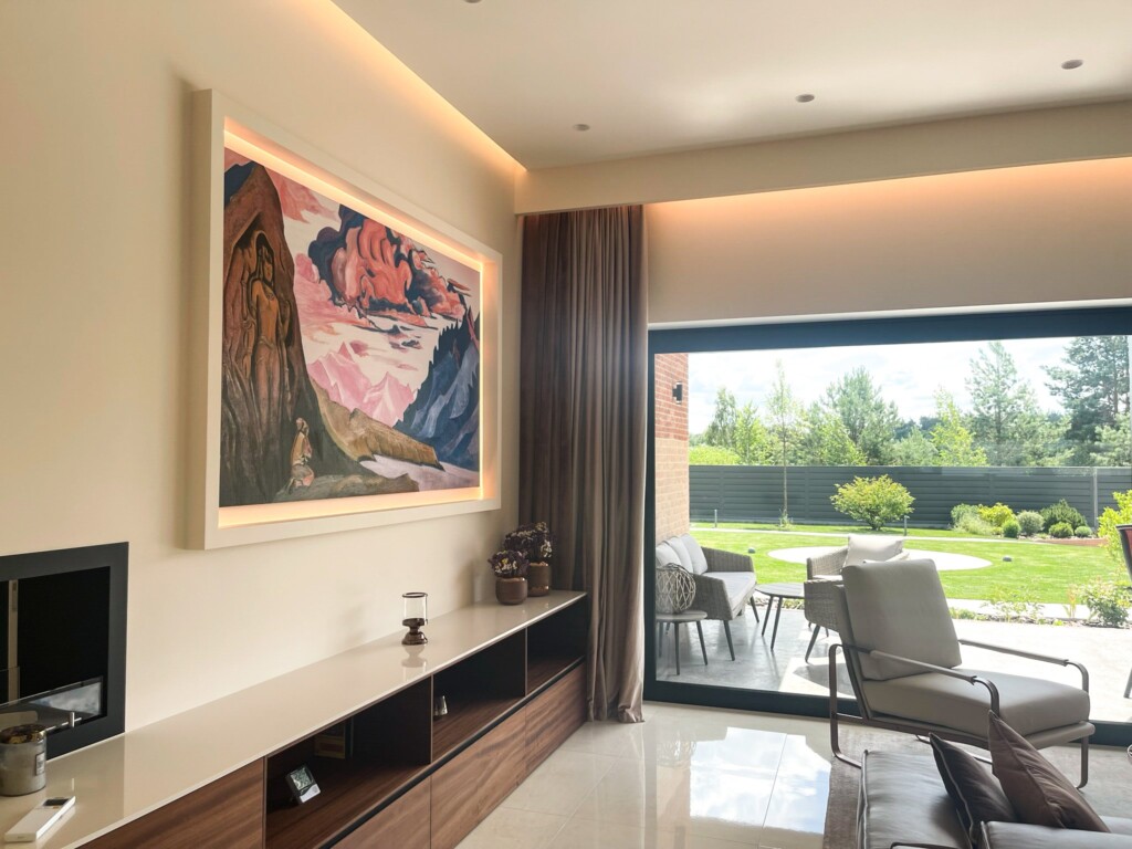 Підвісна тумба під каміном у вітальні зі шпону червоного дерева DreamHouse.